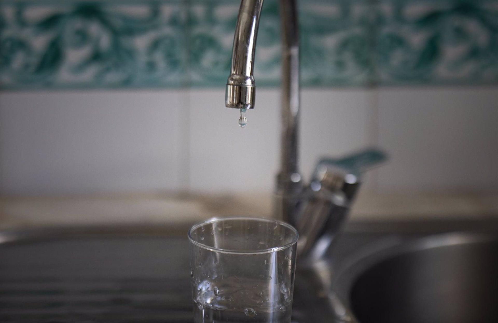 Imagen de archivo de un grifo de agua de uso doméstico goteando.