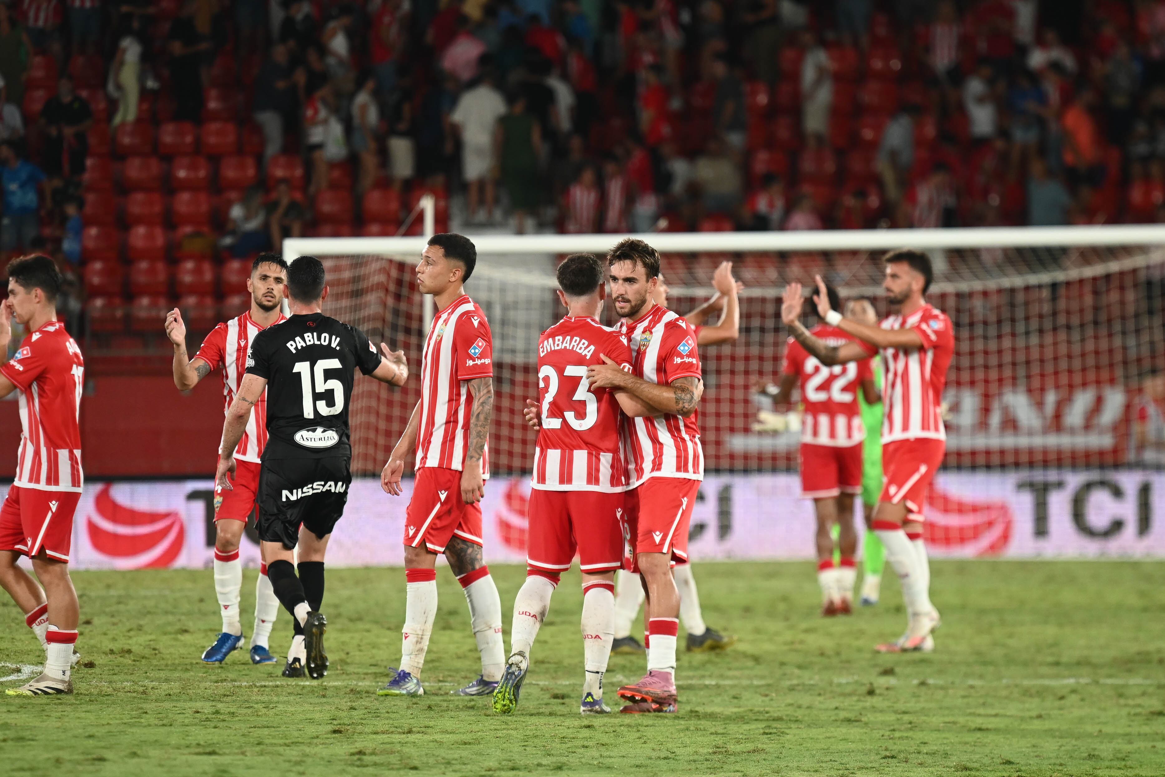 André Horta se abraza a Embarba al final del Almería-Sporting.