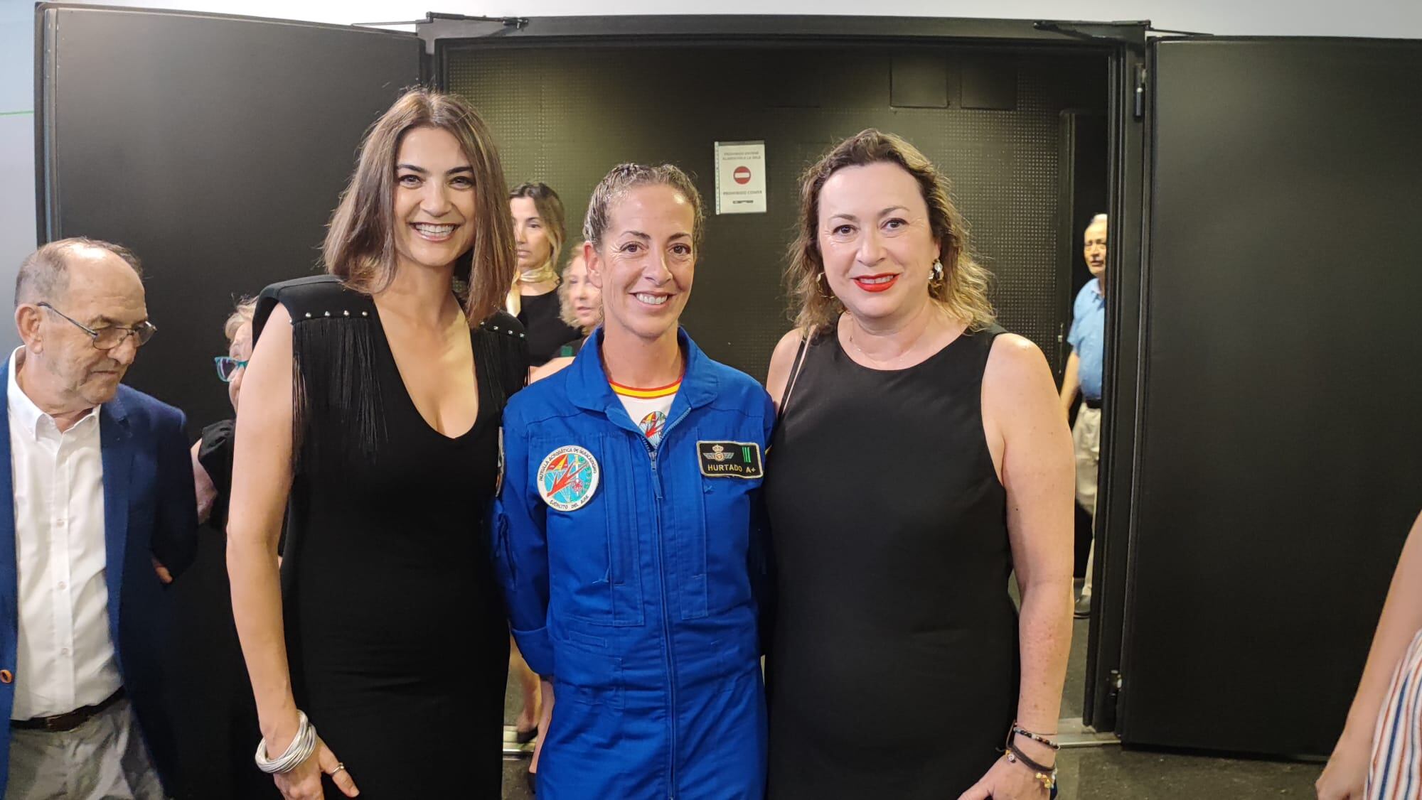 La paracaidista Carmen Gómez Hurtado junto a las periodistas Cristina Medina y Maje Amorós