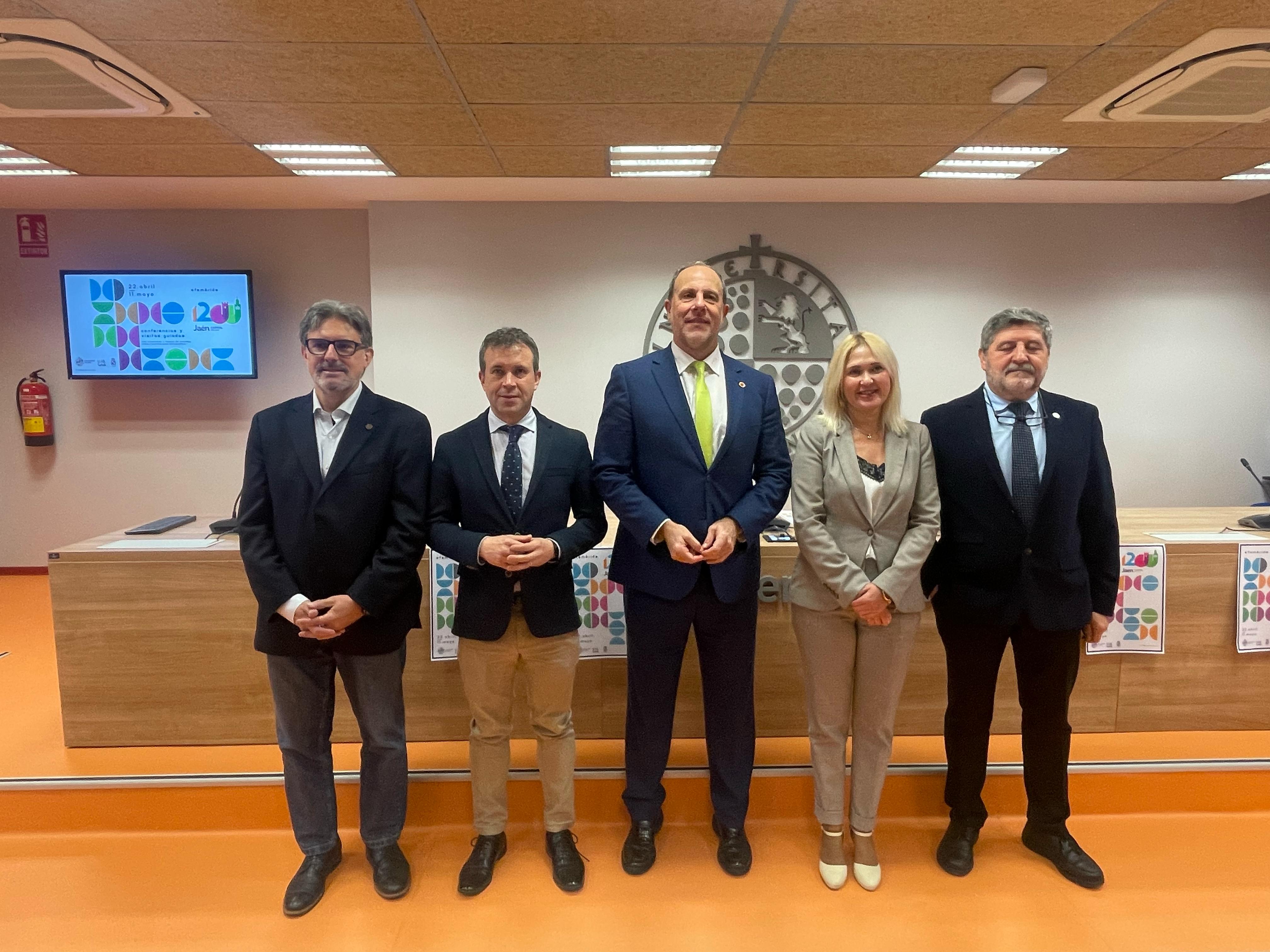 De izqda a dcha, el vicerrector de Comunicación, Alberto del Real; el alcalde de la capital, Julio Millán, el rector, Nicolás Ruiz; la primera teniente de alcalde, María Espejo y Juan Carlos Castillo, profesor de Historia Medieval.