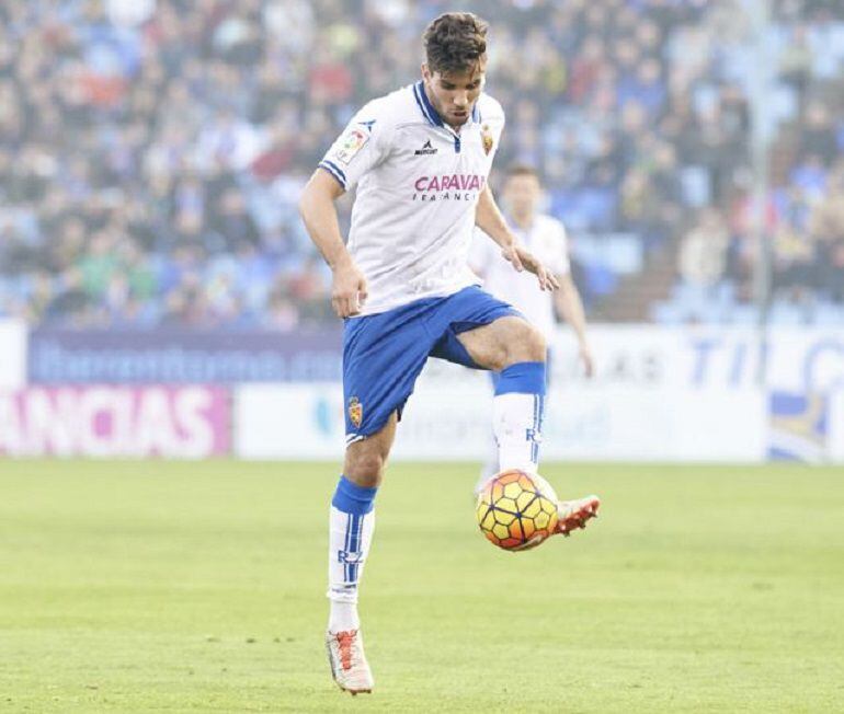 Leandro Cabrera en un partido de Liga 2 de la temporada 2015-2016 en La Romareda.