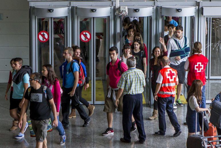 GRA235. BILBAO, 27/07/15.- Un equipo de intervención especializada del Gobierno Vasco, formado por psicólogos y personal del Servicio Vasco de Salud, recibió hoy en el aeropuerto de Bilbao a 44 de los 53 jóvenes vascos que viajaban en el autobús que ayer tuvo un accidente en Lille (Francia). Los otros trece viajeros siguen ingresados enel Hospital Universitario de Lille, aunque fuerade peligro. EFE/Iñaki Andrés