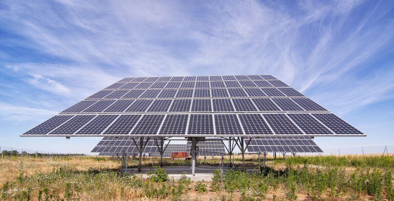 Paneles solares en un día con pocas nubes.