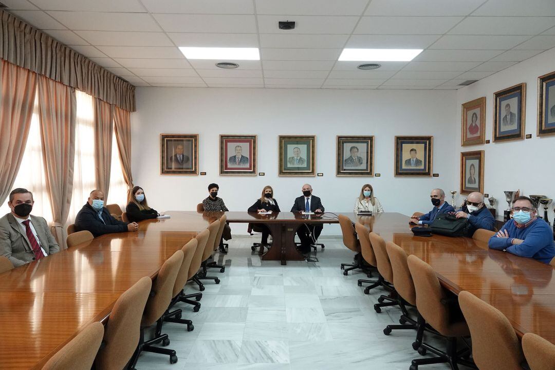 El acto de presentación oficial se ha celebrado en la sala de juntas de Derecho y ha contado con su decano, Juan José Hinojosa y la vicerrectora adjunta de Infraestructura Científica y los profesores de la Facultad Antonio Márquez, María Salas e Isabel González, impulsores de este nuevo Instituto Emergente