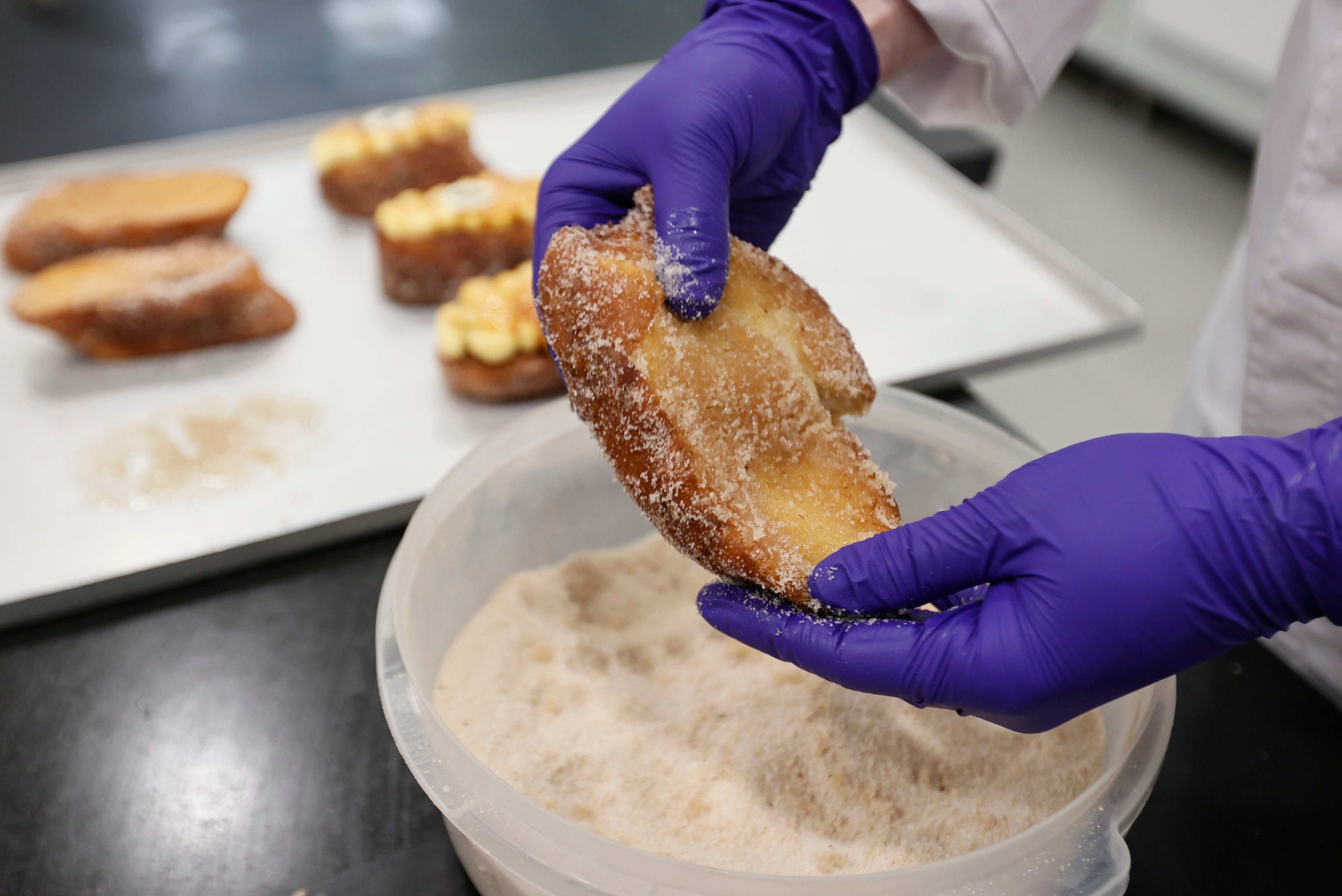 MADRID, 21/03/2024.- Con la Semana Santa llega a nuestras mesas la torrija, postre estrella en esta fechas. Tradicionales o innovadoras, la base de este dulce es la misma: pan, huevo, limón, canela, azúcar y una ligera fritura en un buen aceite. El pastelero Gael Garate, de La Duquesita, nos ofrece una singular variedad y es que incorpora en el acabado crema tostada, lo que le da a la torrija un toque a la &#039;catalana&#039;. Como broche, su chocolatina blanca coronando el dulce. EFE/Fernando Alvarado
