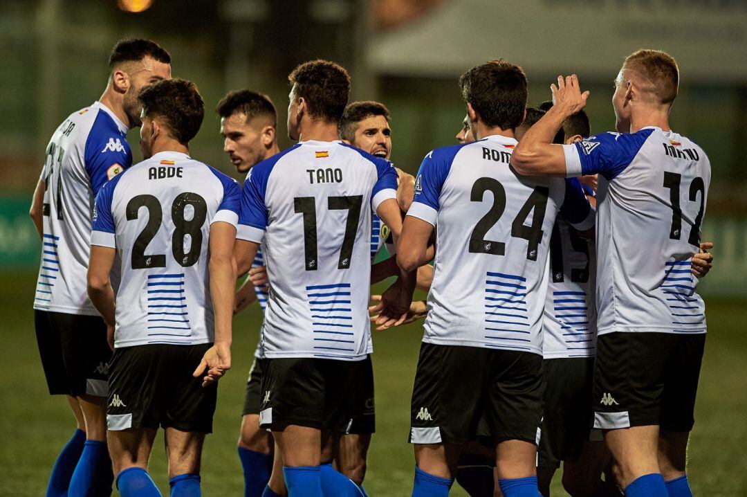 Los jugadores celebran la victoria ante Cornellà