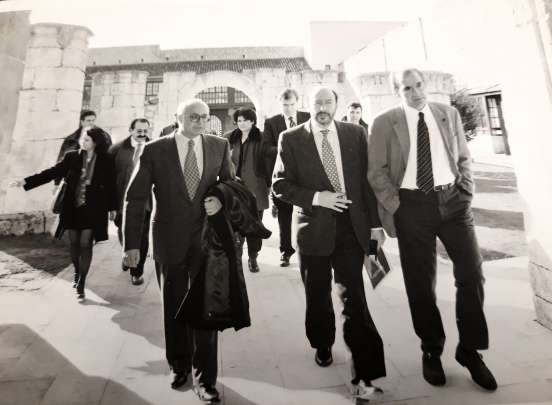 Alfredo Pérez Rubalcaba (en el centro) flanqueado por Federico Sanz (izqda.), Alejandro Ruiz Huerta (dcha.) y Juan José Laborda (tras él) en el Hospital del Rey, en 1993.