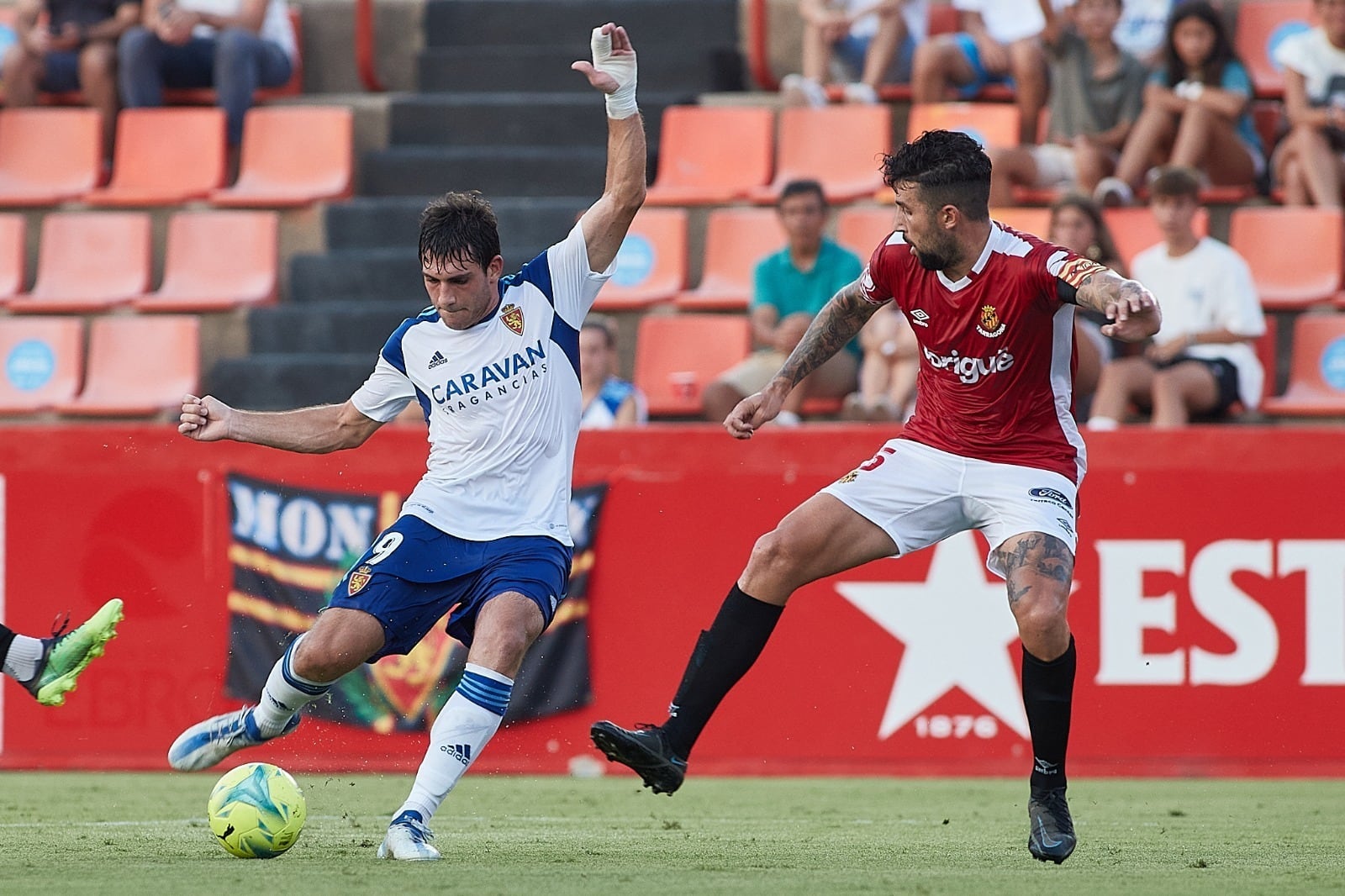 Iván Azón durante un amistoso jugado contra el Nástic