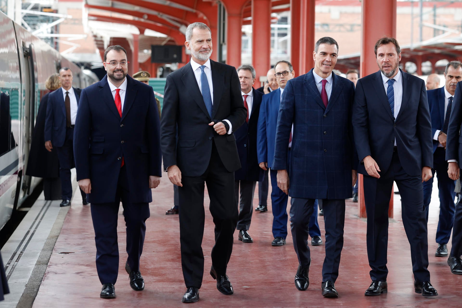 De izqda a dcha el presidente del Principado Adrián Barbón, el rey Felipe VI, el presidente del Gobierno Pedro Sánchez y el ministro de Transportes Óscar Puente.