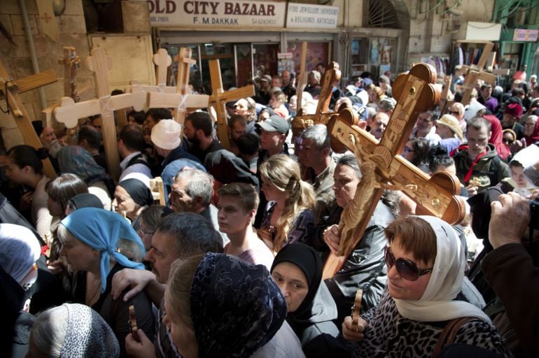 Fieles cristianos ortodoxos participan en la procesión del Viernes Santo en la calle de la Amargura de la ciudad vieja de Jerusalén