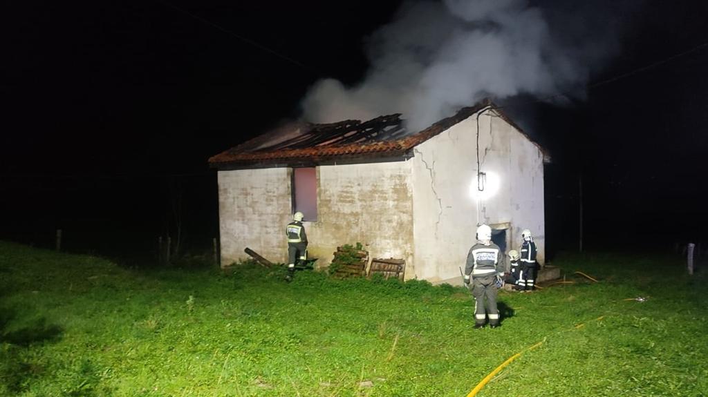 Incendio en una cabaña de San Vicente de Toranzo que termina con varios animales muertos