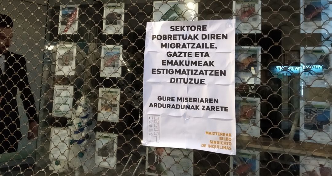 Una treintena de inmobiliarias de Bilbao han amanecido empapeladas en una acción de protesta del Sindicato de Inquilinas de Bilbao