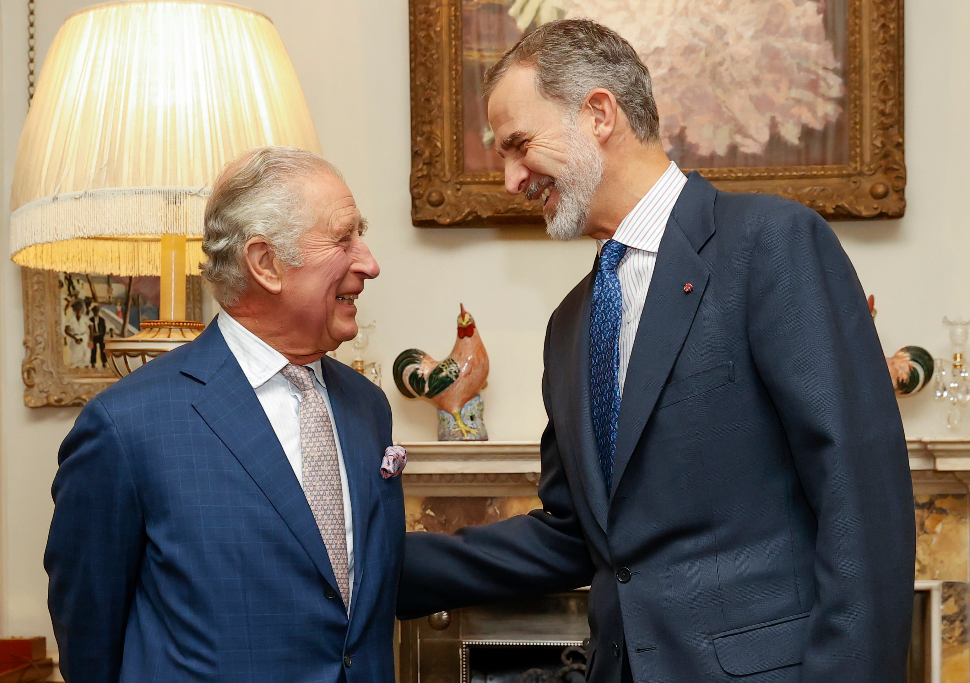 El rey Felipe VI (d) se reúne con Carlos III (i) este lunes en Clarence House, en Londres, Reino Unido, en el marco de la cena de gala conmemorativa del 135 aniversario de la Cámara de Comercio de España en el Reino Unido.