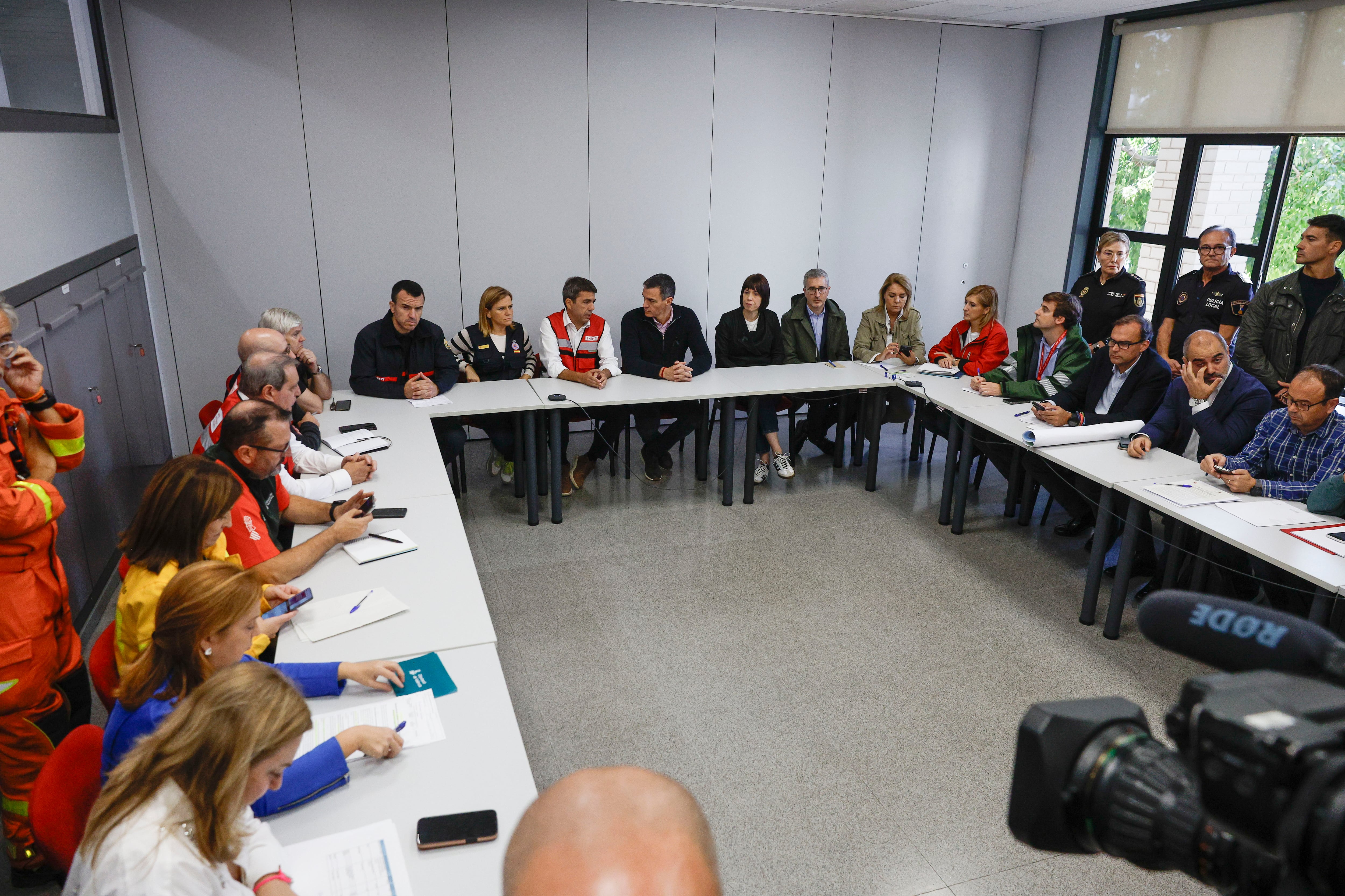 Pedro Sánchez (c), Diana Morant (c-d) y Carlos Mazón (c-i), participando en una reunión mientras visita el Centro de Coordinación Operativo Integrado (CECOPI) de la Comunitat Valenciana el 31 de noviembre