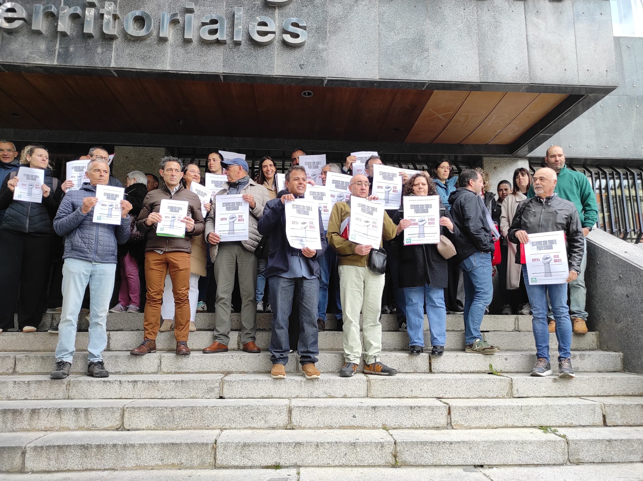Los profesores concentrados frente a la Dirección Provincial de Educación