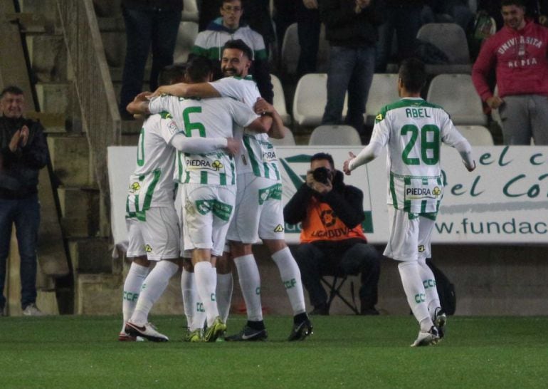 Los jugadores del Córdoba CF abrazándose tras un gol.