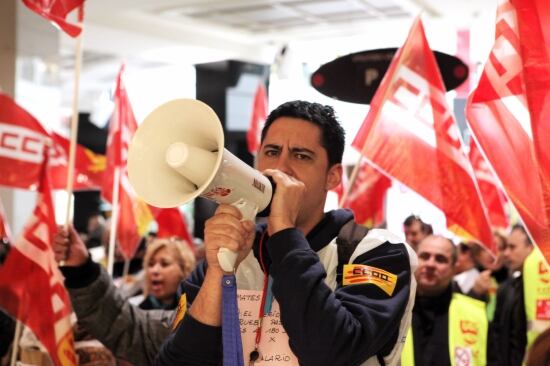 Un grup de treballadors es manifesta pel bloqueig del conveni de grans magatzems