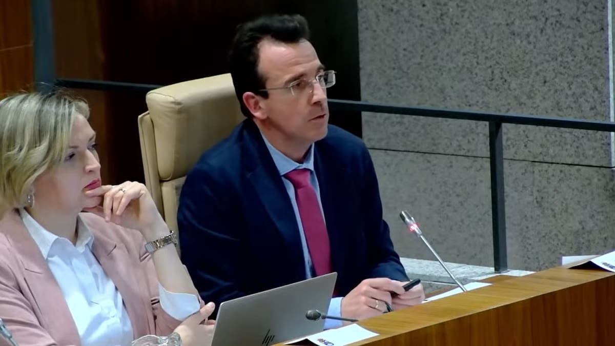 Miguel Ángel Recuenco, alcalde de Leganés, y Sara Oviedo, concejala del PSOE, en el Pleno en el que el regidor leganense ha sido reprobado