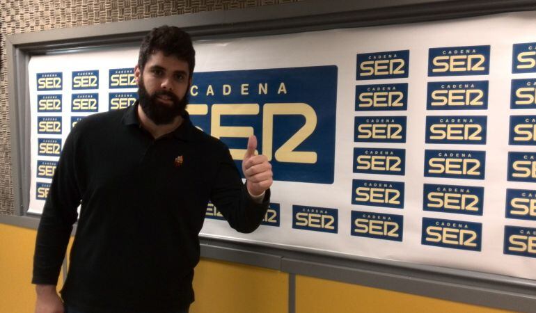 El porter del Reus Deportiu d'hoquei, Roger Molina, visita els estudis de Ràdio Reus.