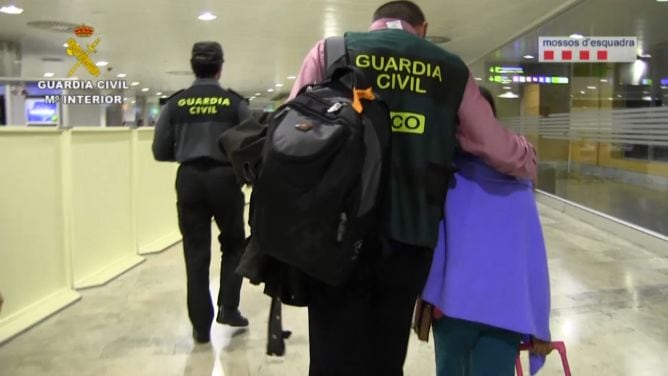 La menor raptada a Bolívia llega al aeropuerto del Prat acompañada por agentes de la Guardia Civil
