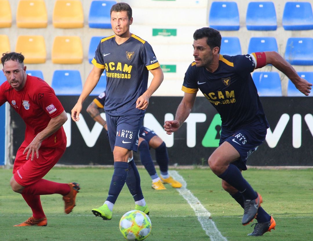 Alejandro Chavero conduce el balón en pretemporada