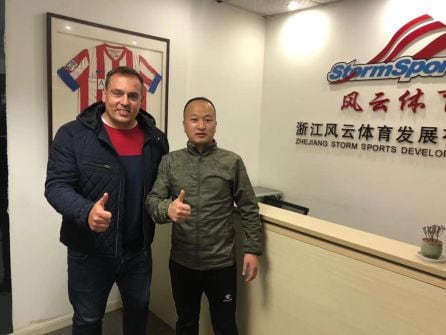 El entrenador castellonense, Simón Casinos, junto al presidente del Jinhua Beichen FC