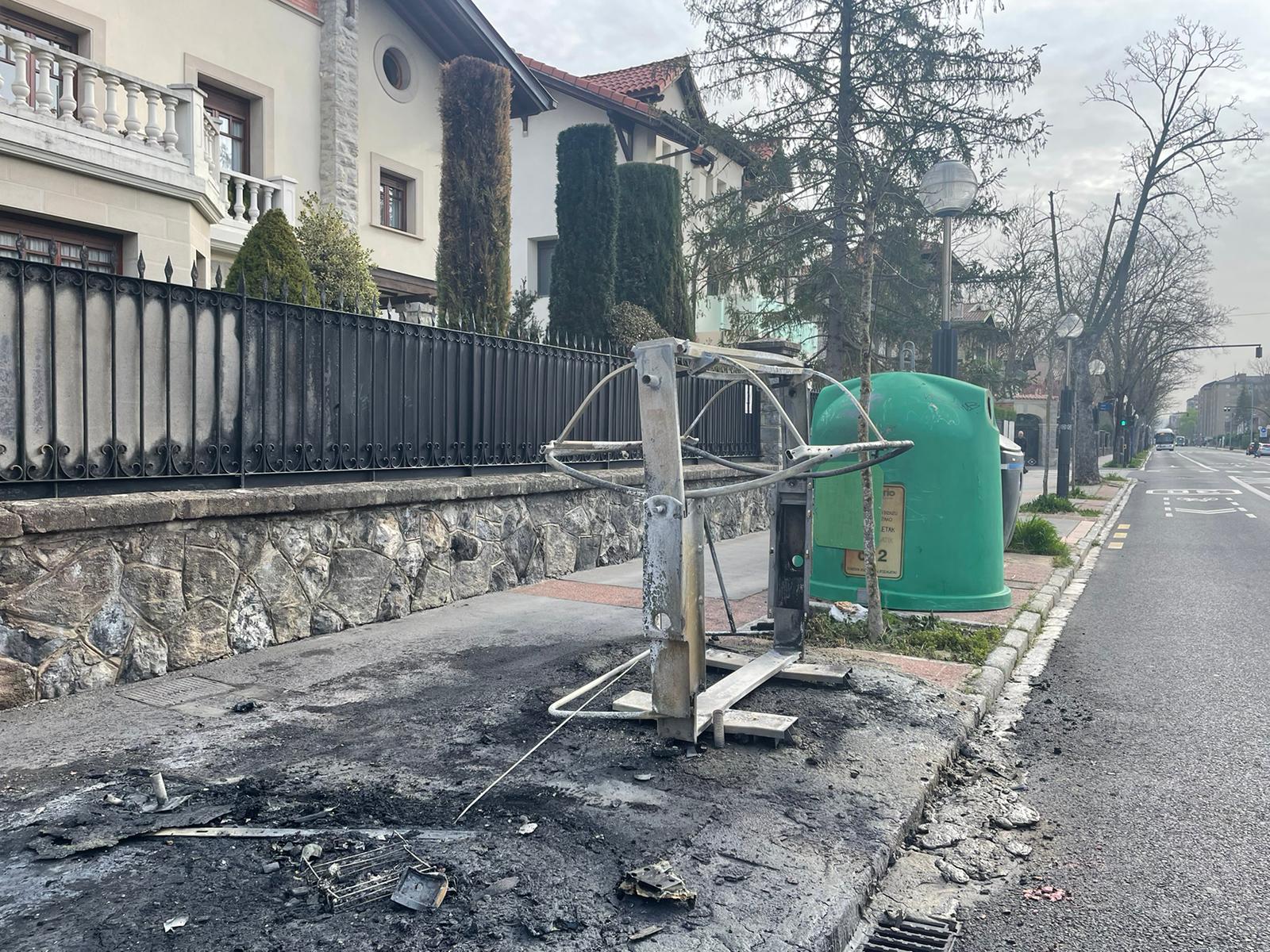 Contenedor quemado en la calle Álava