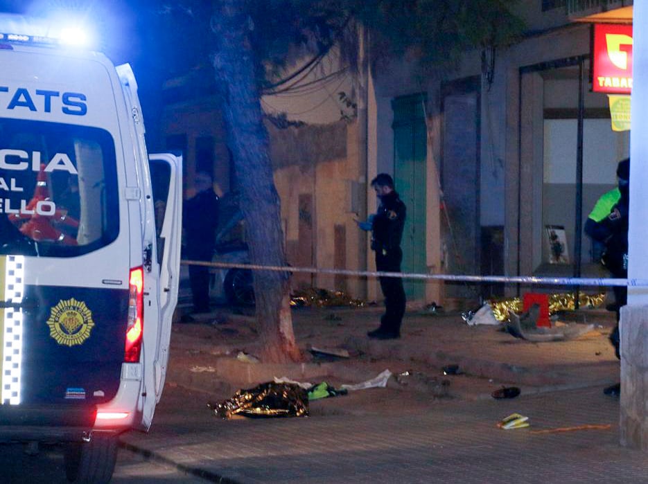 CASTELLÓ, 02/12/2022.-Tres personas han fallecido y una cuarta ha resultado herida al ser atropelladas por un vehículo que conducía una persona ebria, que ha perdido el control y ha invadido la acera en la avenida de l'Alcora, en la ciudad de Castelló. El suceso se ha producido a las 18 horas, cuando el coche se ha salido de la vía y ha invadido la acera, arrollando a cuatro peatones que caminaban por la citada vía en ese momento.Al conductor del vehículo se le ha realizado un test de alcoholemia que ha dado positivo, por lo que ha quedado detenido. EFE/Dómenech Castelló