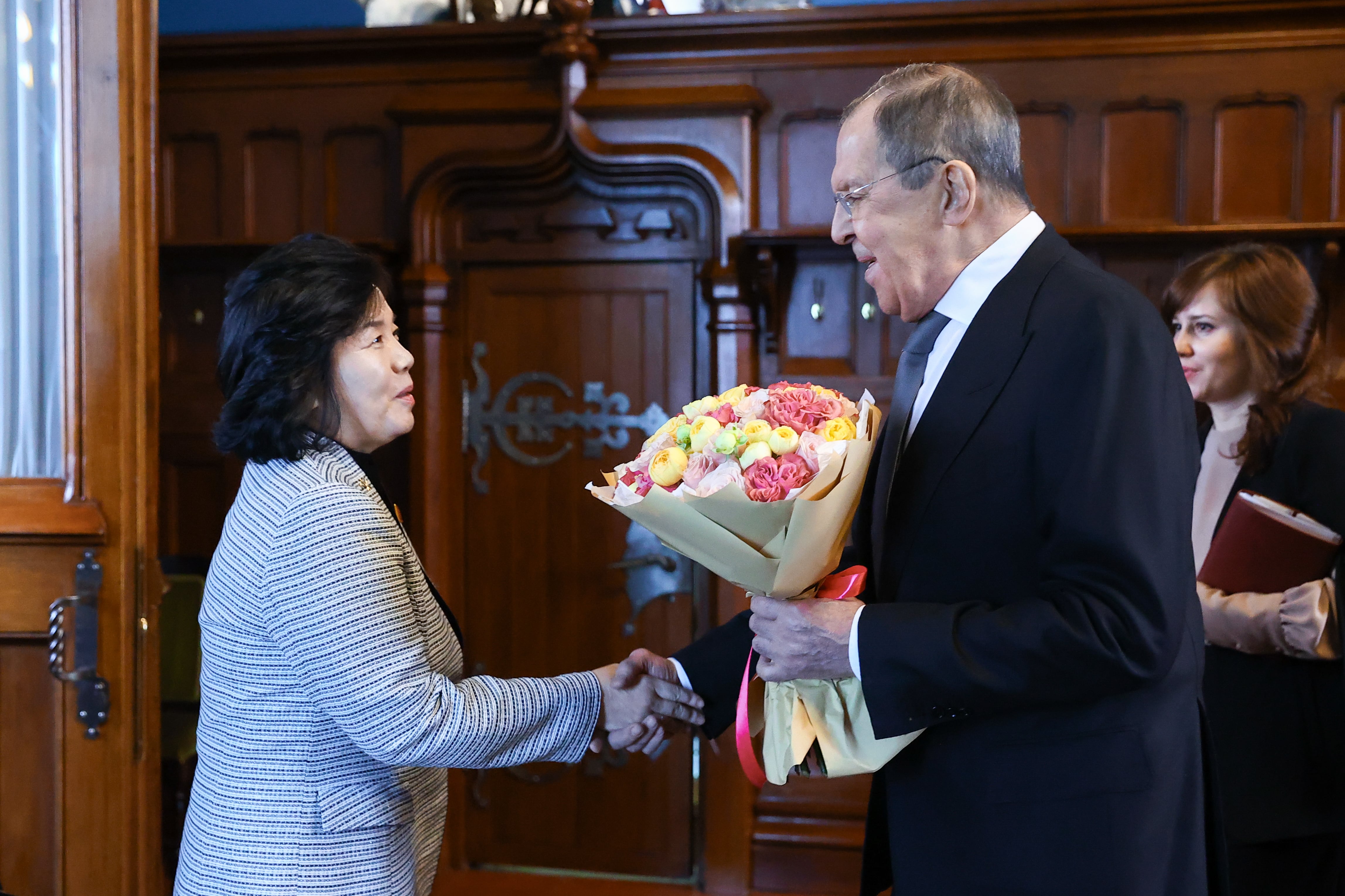 La ministra de Exteriores de Corea del Norte, Choe Son-hui junto a su homólogo ruso Sergei Lavrov en Moscú