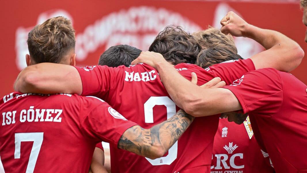 Los granas celebran el gol de Marc Baró de penalti.