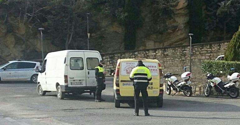 Agentes de la Policía Local de Jaén revisan la documentación de un vehículo en una campaña de Vigilancia anterior.