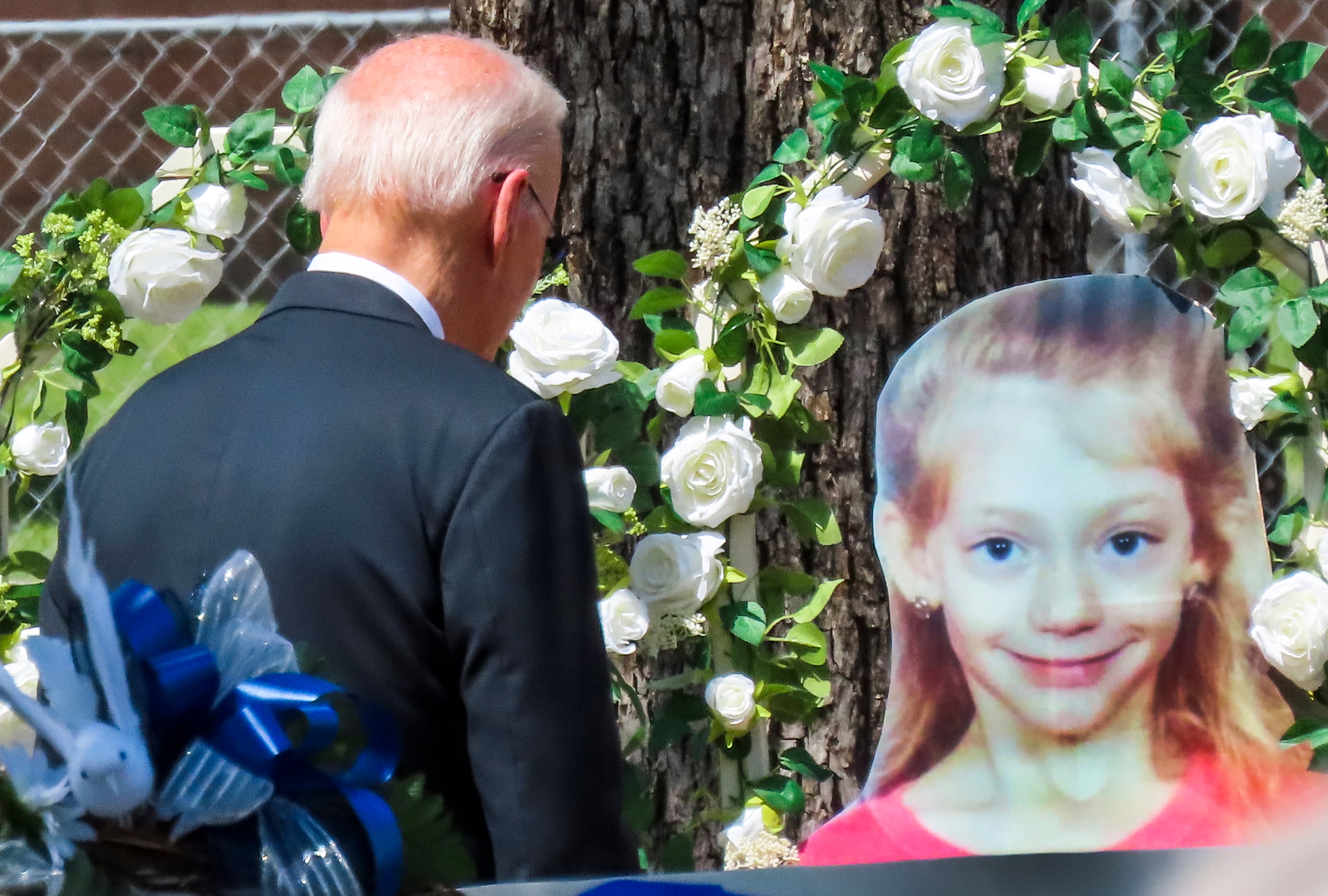 Joe Biden en el memorial de las víctimas.