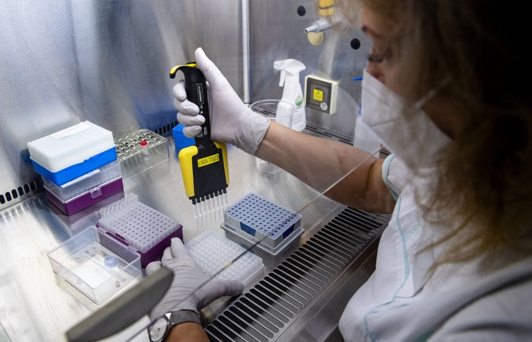 Sanitaria evaluando tests de Covid-19