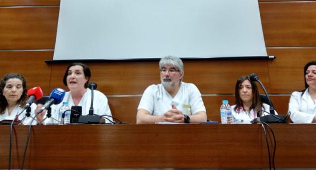 Ana Rosa (segunda por la izquierda) en una foto de archivo con compañeros del servicio de urgencias