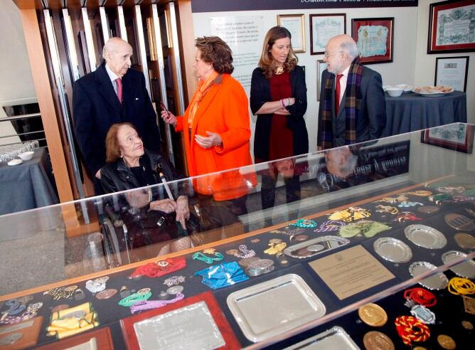 Santiago Grisolía y su esposa junto a Rita Barberá y Manuel Toharia en la exposición