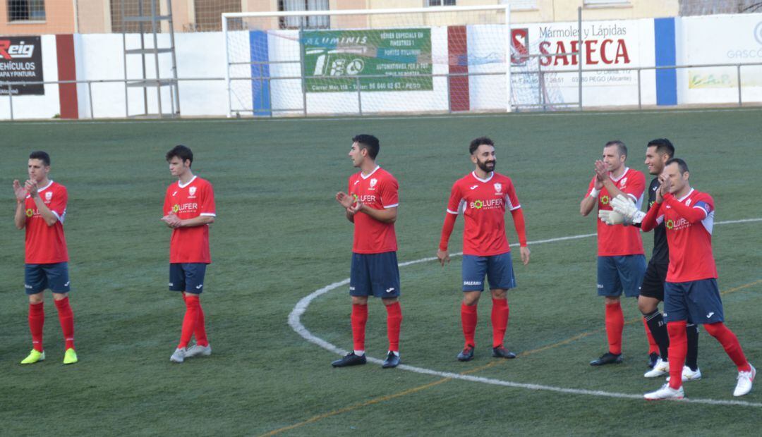 Jugadores del Pego saludando a su afición.