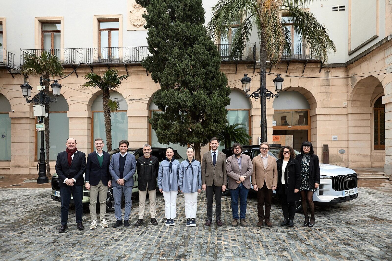 Presentación de los vehículos oficiales de las Falleras Mayores de Gandia