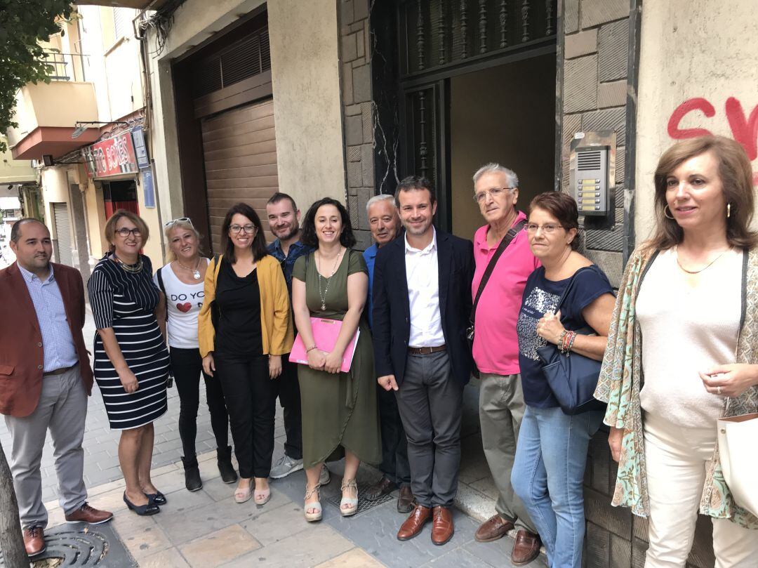 Miembros del PSOE local acompañan a propietarios de uno de los edificios que esperan licencias.