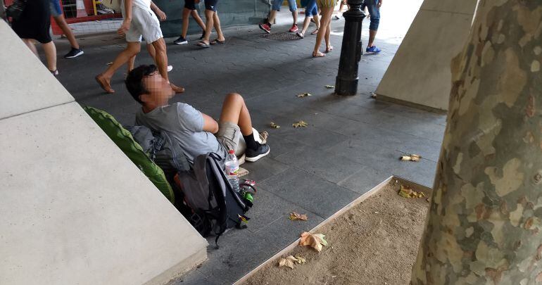 Un home demana almoina al Passeig de Gràcia de Barcelona 