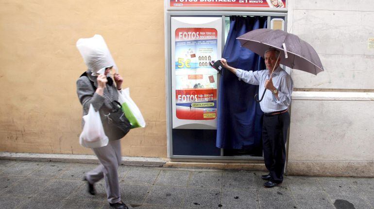 La lluvia y el mal tiempo han afectado a la hostelería y al sector textil