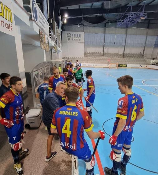 Lorenzo Pastor dando órdenes en el último partido amistoso antes del inicio de liga