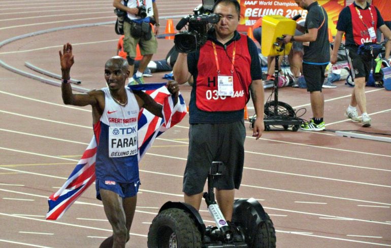 Farah dando la vuelta de honor después de ganar el 10.000