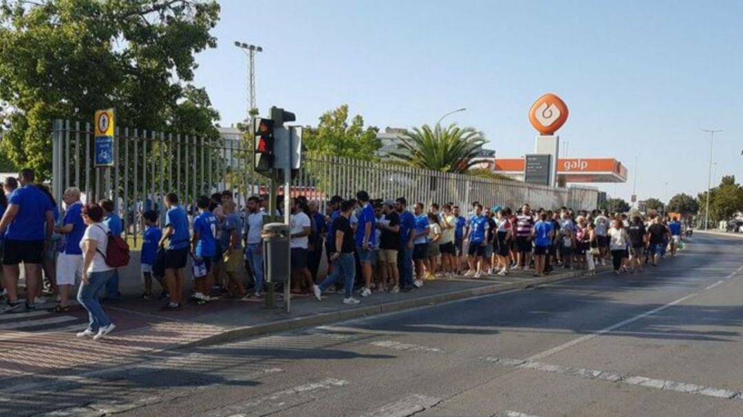 Colas de aficionados a la entrada en La Granja el domingo
