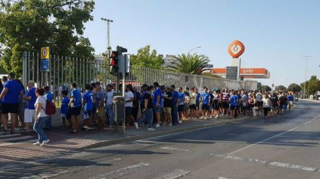 Colas de aficionados a la entrada en La Granja el domingo