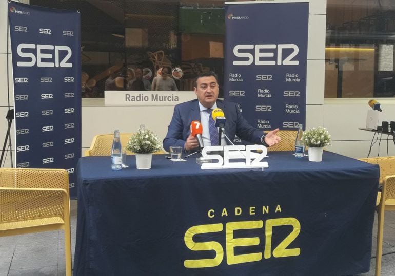 El director de la Cadena SER en la Región de Murcia, Domingo Camacho, presenta la gala del 85º aniversario de Radio Murcia
