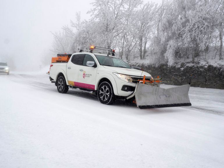 Un vehículo quitanieves limpia carreteras de acceso a León. 