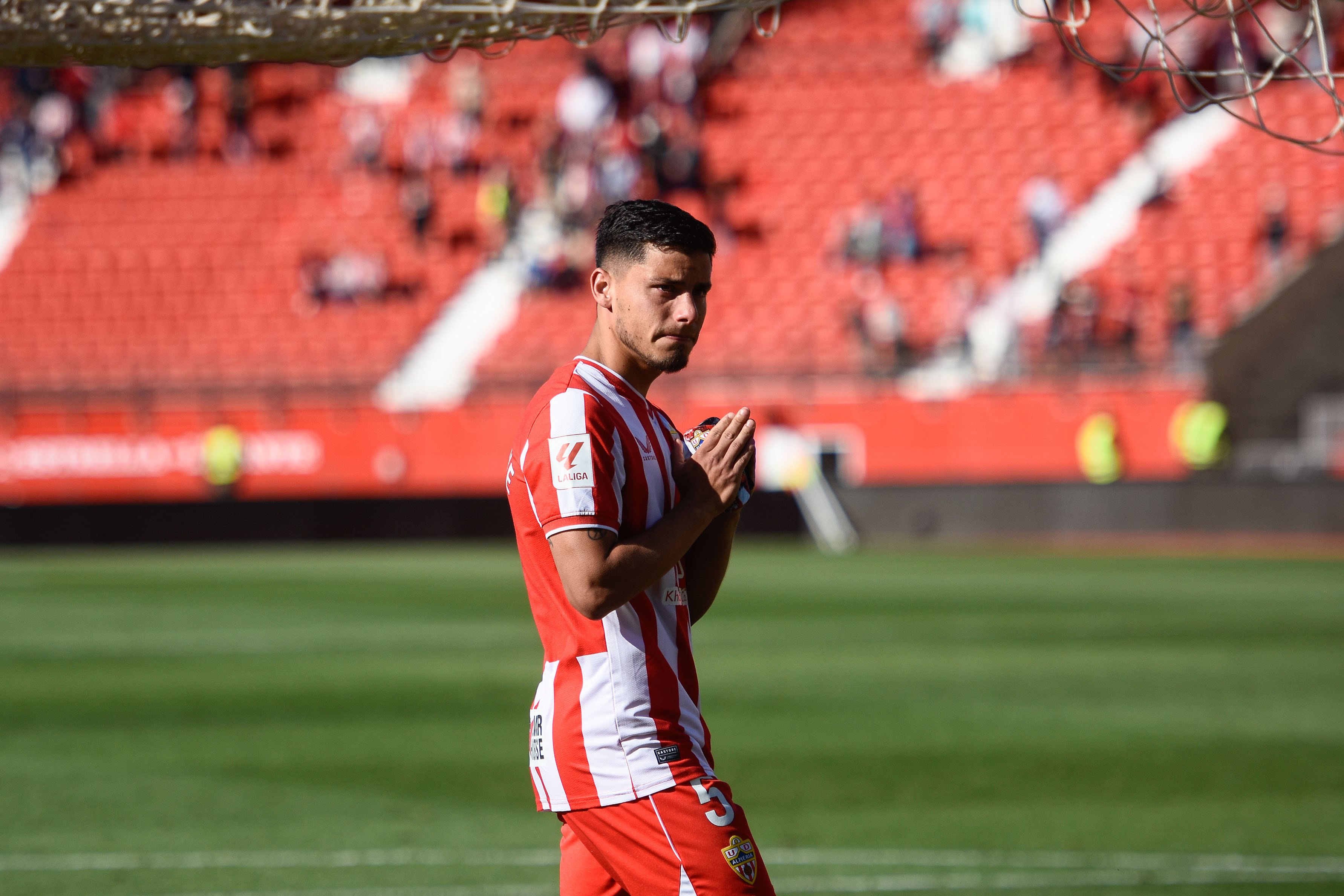 Robertone pide perdón por el descenso del Almería.