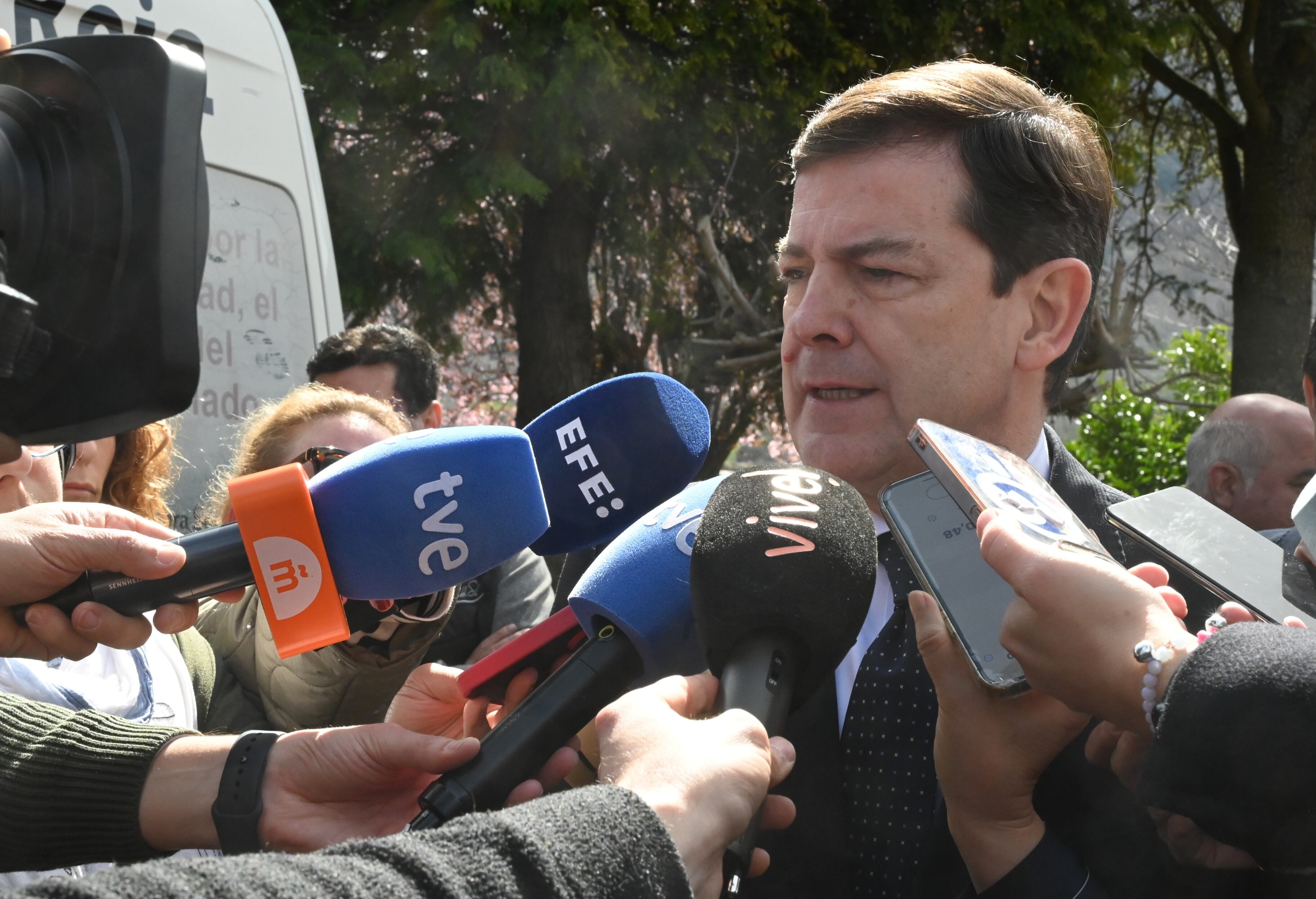 VILLABLINO (LEÓN) 01/04/2025.- El presidente de Castilla León, Alfonso Fernández Mañueco (d) se dirige a los medios tras asistir a la capilla ardiente este martes en el polideportivo municipal de Villablino (León) de cuatro de los cinco minero que ayer lunes perdieron la vida en la explosión en una mina de Cerredo (Asturias) . EFE/J.Casares
