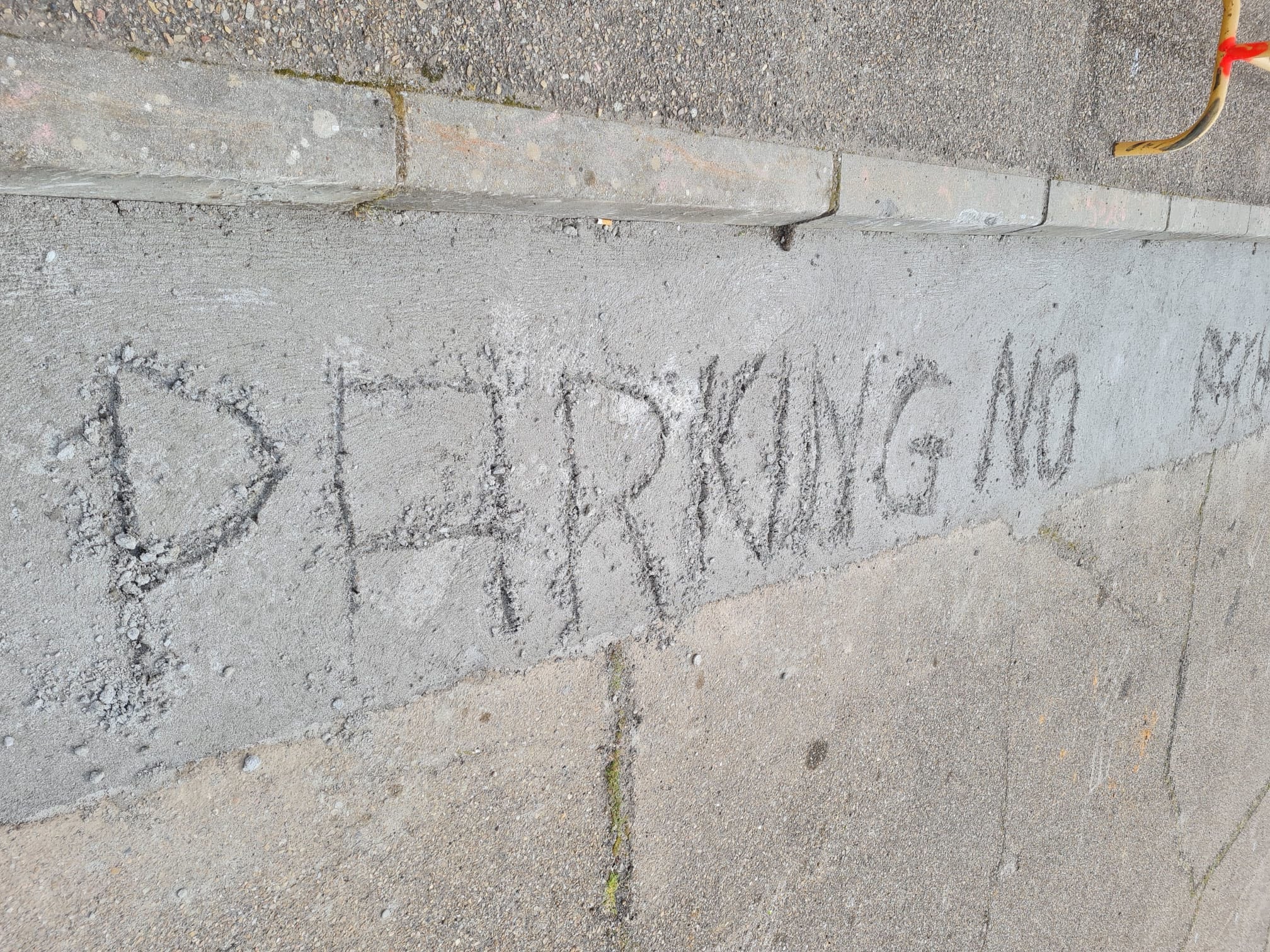 "Parkin No" escrito sobre el hormigón de la obra del aparcamiento