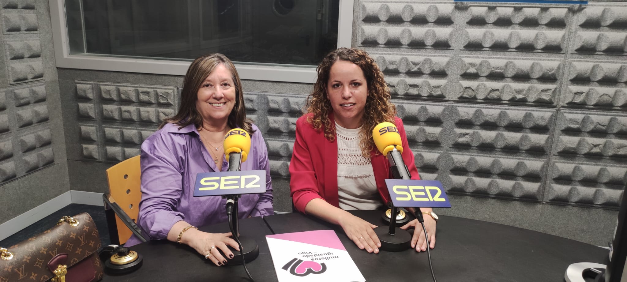 Carmen Raña y Almudena Álvarez, educadora y psicóloga, respectivamente, de la Asociación de Mulleres en Igualdade de Vigo en los estudios de Radio Vigo